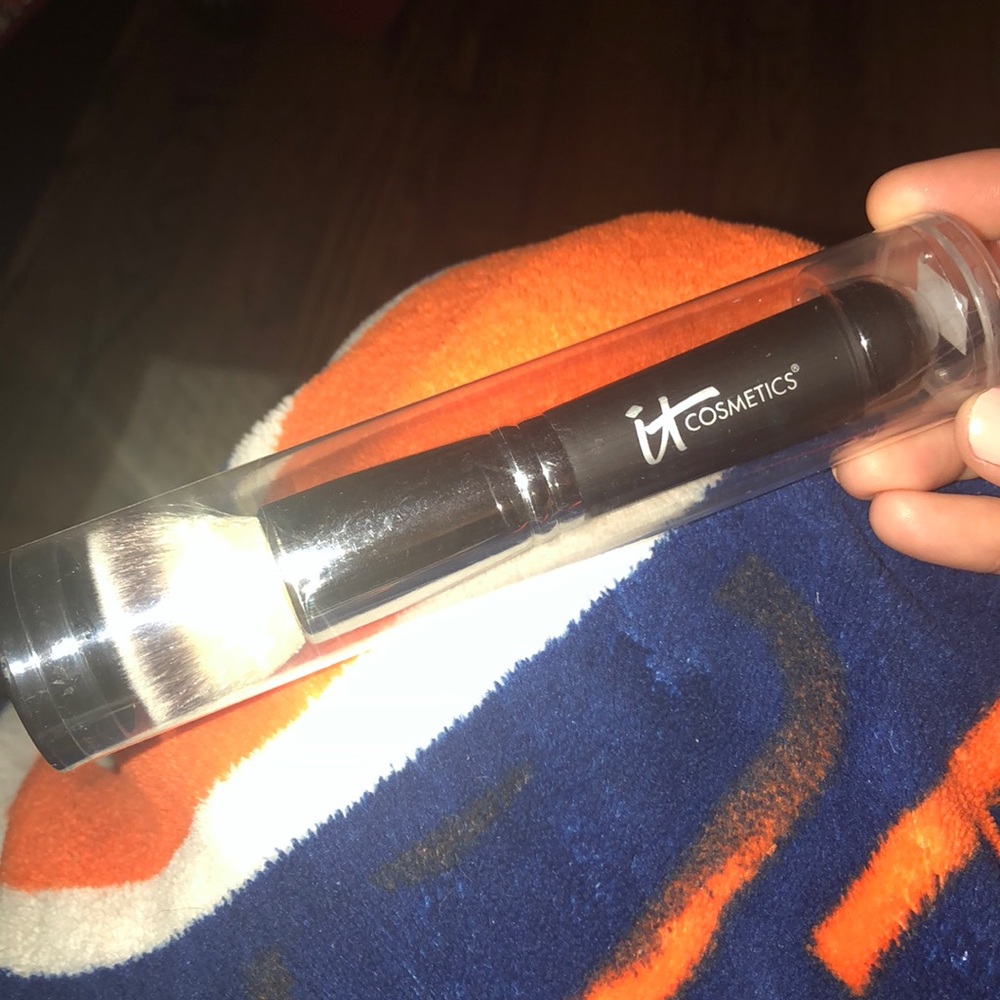 It cosmetics Brand new, not opened